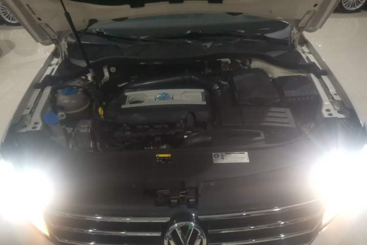 Used Volkswagen Magotan 2012 Travel Edition 2.0 TSI Comfort Version Engine Bay
