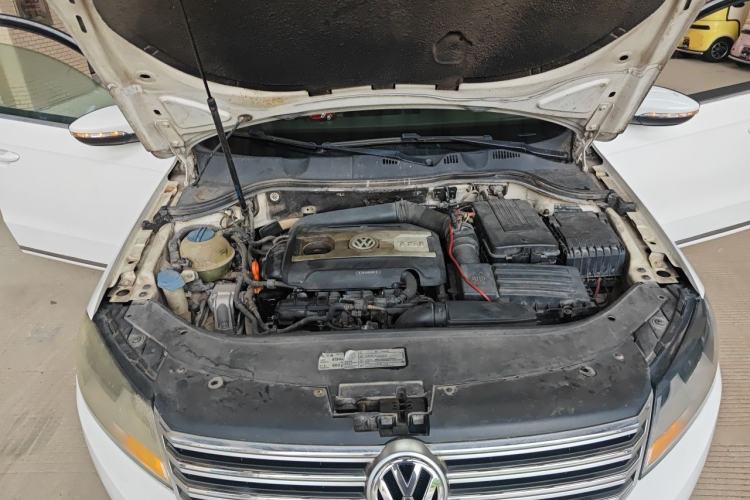 Used Volkswagen Magotan 2012 Revised Version 1.8TSI Leading Edition Engine Bay