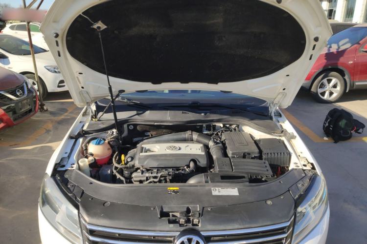 Used Volkswagen Magotan 2012 Travel Edition 2.0 TSI Comfort Version Engine Bay