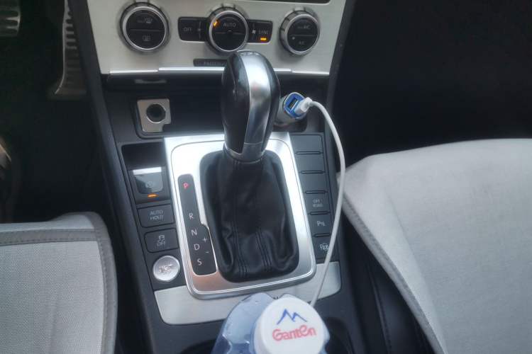 Used Volkswagen Magotan 2012 Travel Edition 2.0 TSI Four-Wheel Drive Luxury Version Gear Lever
