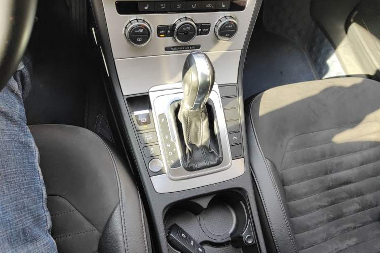 Used Volkswagen Magotan 2012 Travel Edition 2.0 TSI Comfort Version Gear Lever