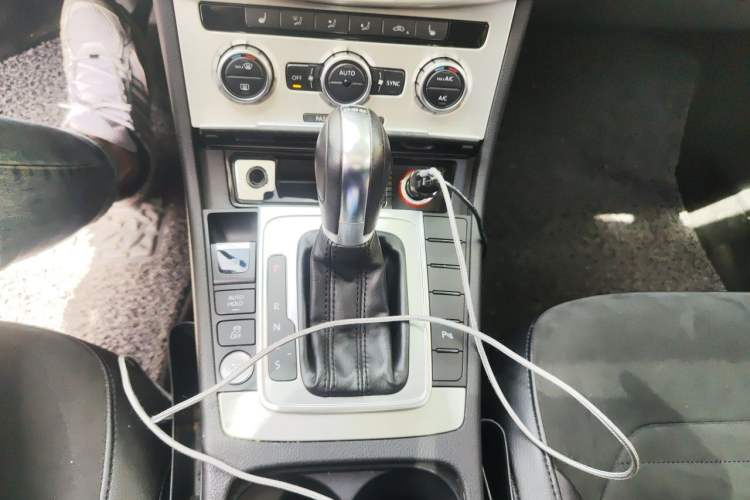 Used Volkswagen Magotan 2012 Travel Edition 2.0 TSI Comfort Version Gear Lever