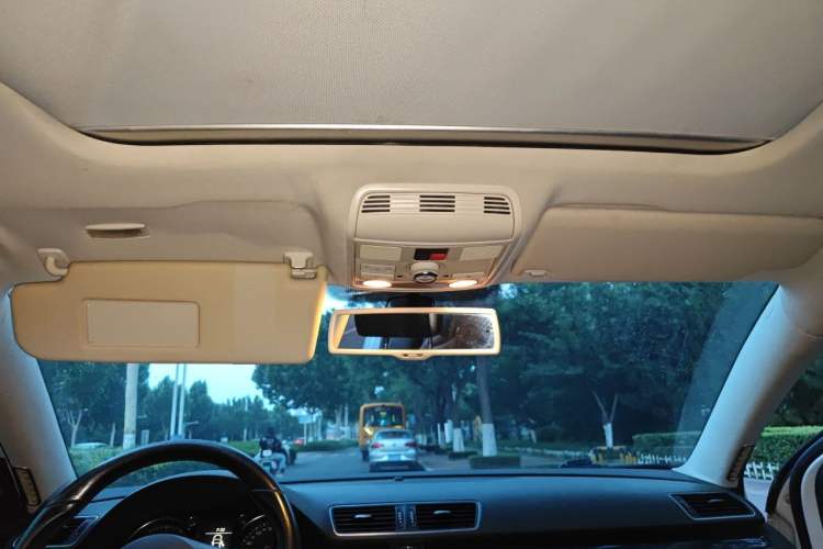 Used Volkswagen Magotan 2012 Travel Edition 2.0 TSI Comfort Version Headliner