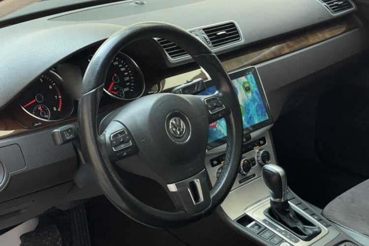 Used Volkswagen Magotan 2012 Travel Edition 2.0 TSI Comfort Version Interior 2