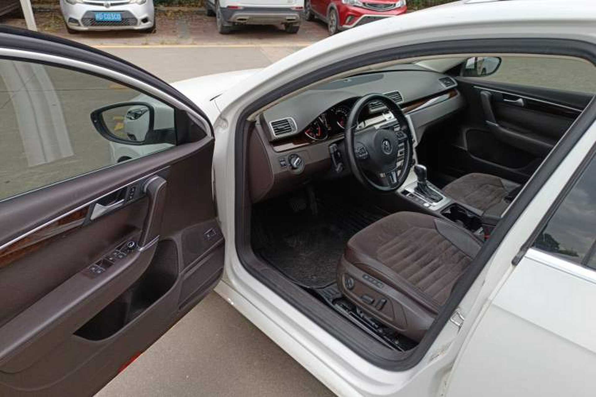 Used Volkswagen Magotan 2012 Travel Edition 2.0 TSI Comfort Version Interior 3