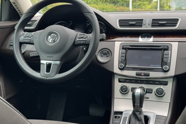 Used Volkswagen Magotan 2012 Travel Edition 2.0 TSI Comfort Version Interior 3
