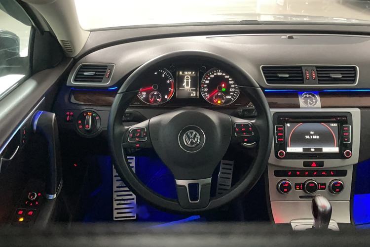Used Volkswagen Magotan 2012 Travel Edition 2.0 TSI Comfort Version Interior 4