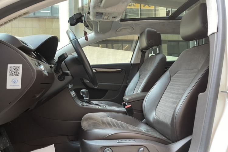 Used Volkswagen Magotan 2012 Travel Edition 2.0 TSI Comfort Version Interior 4