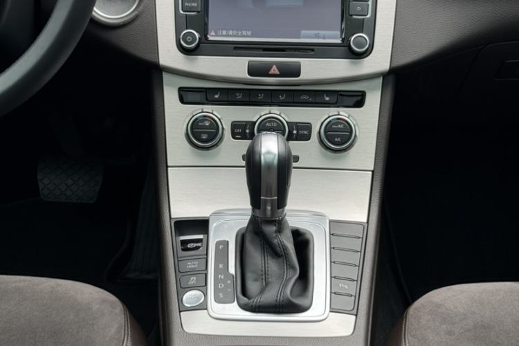 Used Volkswagen Magotan 2012 Travel Edition 2.0 TSI Comfort Version Interior 5