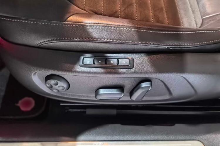 Used Volkswagen Magotan 2012 Travel Edition 2.0 TSI Comfort Version Interior 7