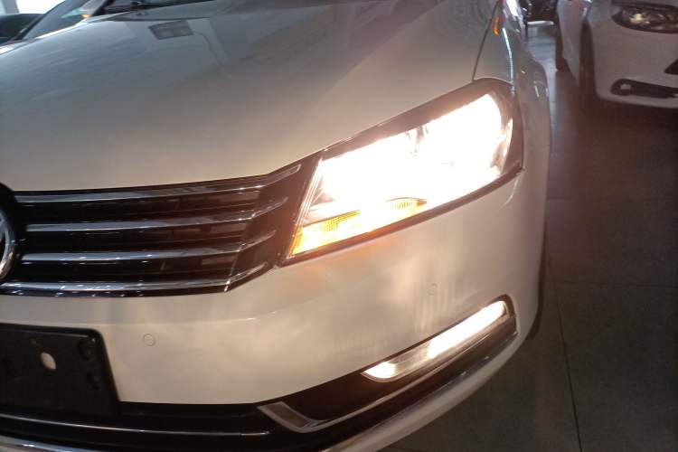 Used Volkswagen Magotan 2012 Travel Edition 2.0 TSI Comfort Version Left Front Headlight