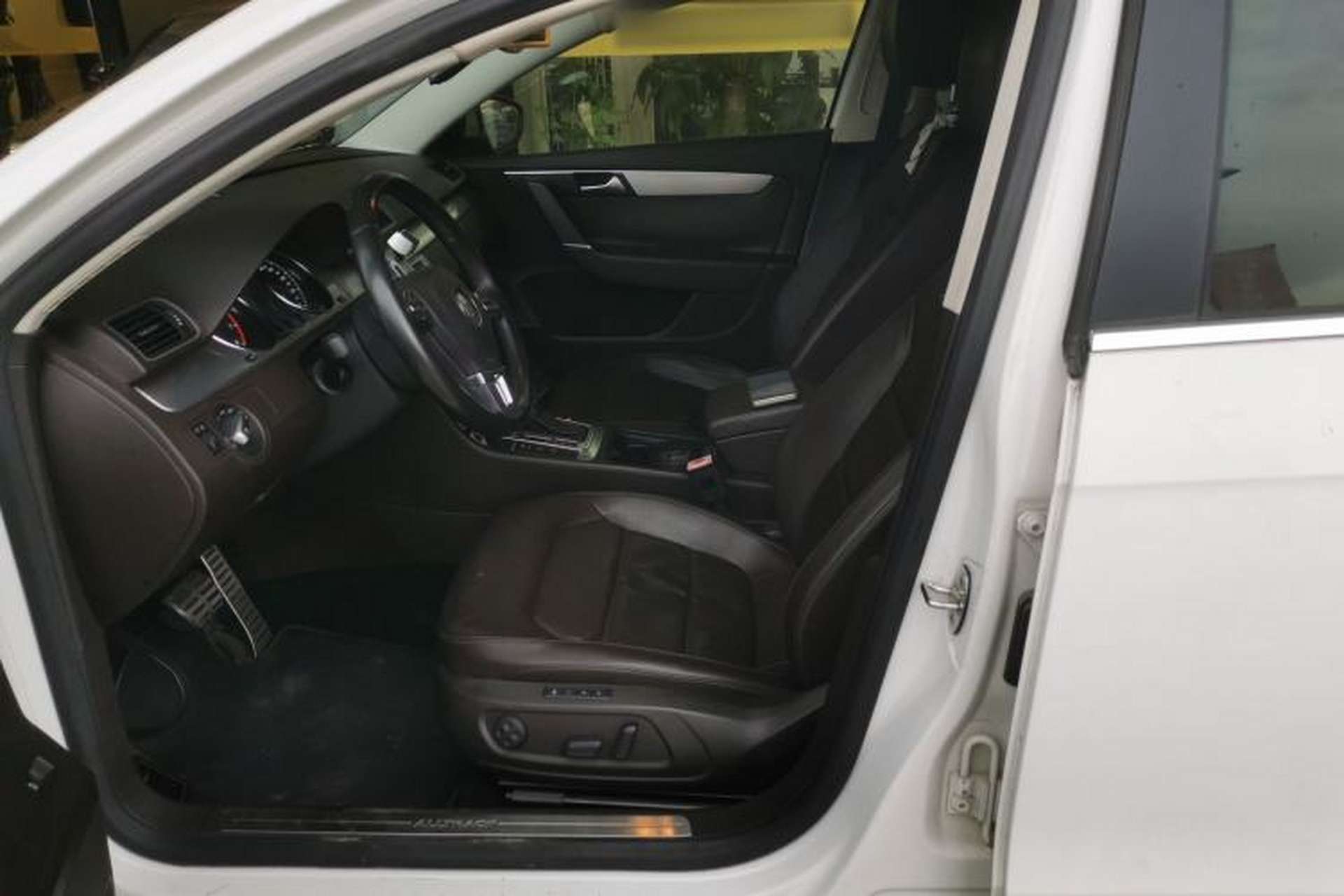 Used Volkswagen Magotan 2012 Travel Edition 2.0 TSI 4x4 Comfort Version Left Front Seat
