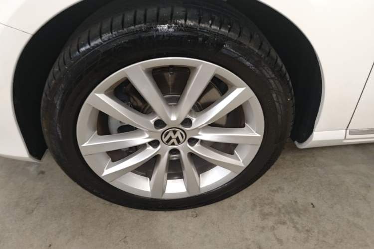 Used Volkswagen Magotan 2012 Travel Edition 2.0 TSI Comfort Version Left Front Wheel Hub