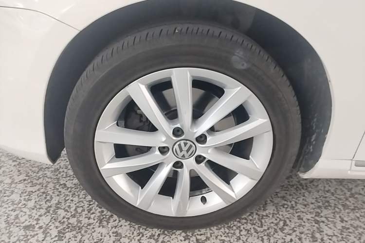 Used Volkswagen Magotan 2012 Travel Edition 2.0 TSI Comfort Version Left Front Wheel Hub