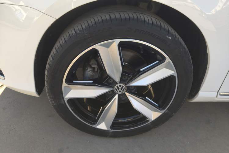 Used Volkswagen Magotan 2012 Travel Edition 2.0 TSI Comfort Version Left Front Wheel Hub