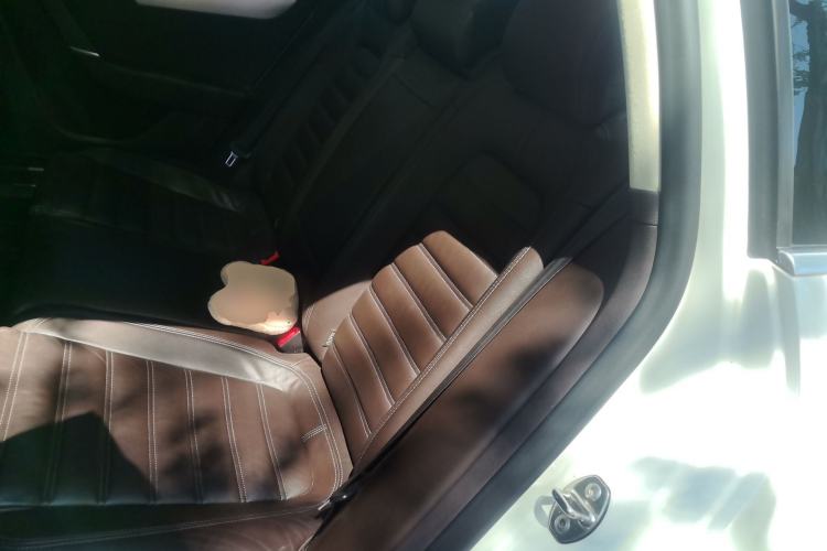 Used Volkswagen Magotan 2012 Travel Edition 2.0 TSI Four-Wheel Drive Luxury Version Left Rear Seat