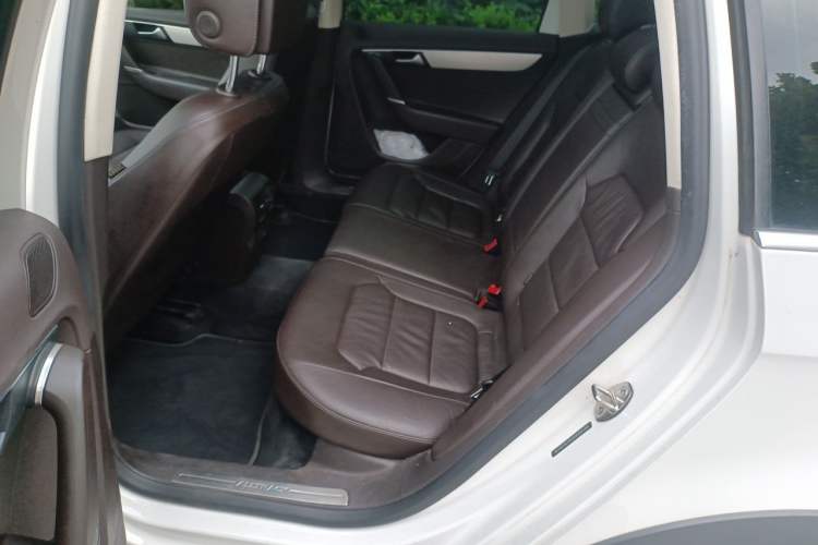 Used Volkswagen Magotan 2012 Travel Edition 2.0 TSI 4x4 Comfort Version Left Rear Seat