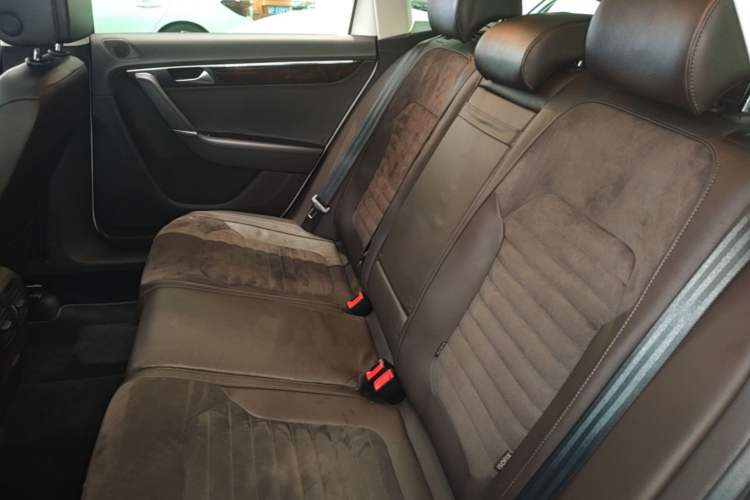 Used Volkswagen Magotan 2012 Travel Edition 2.0 TSI Comfort Version Left Rear Seat