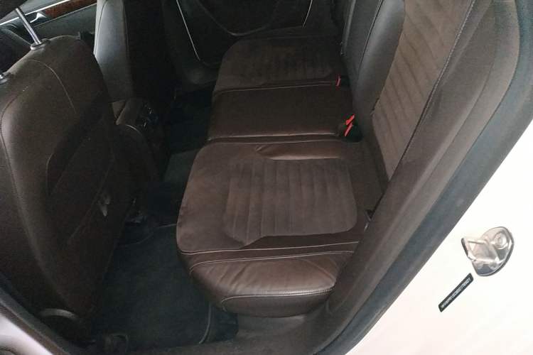 Used Volkswagen Magotan 2012 Travel Edition 2.0 TSI Comfort Version Left Rear Seat