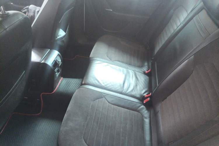 Used Volkswagen Magotan 2012 Travel Edition 2.0 TSI Comfort Version Left Rear Seat