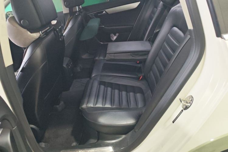 Used Volkswagen Magotan 2012 Travel Edition 2.0 TSI 4x4 Comfort Version Left Rear Seat
