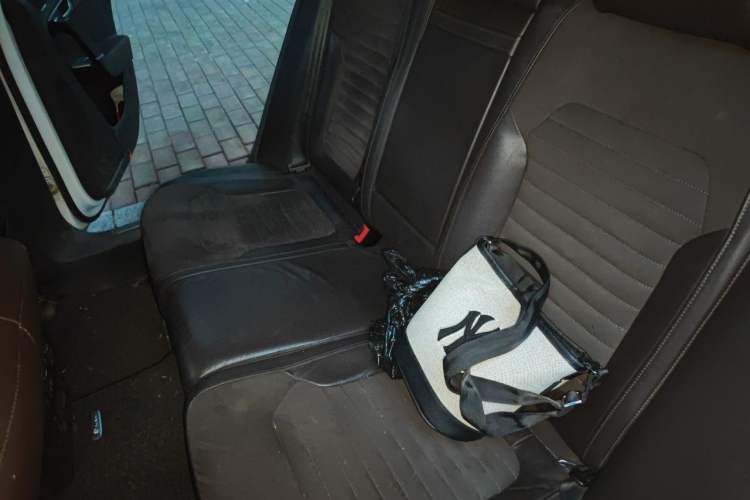 Used Volkswagen Magotan 2012 Travel Edition 2.0 TSI Comfort Version Left Rear Seat