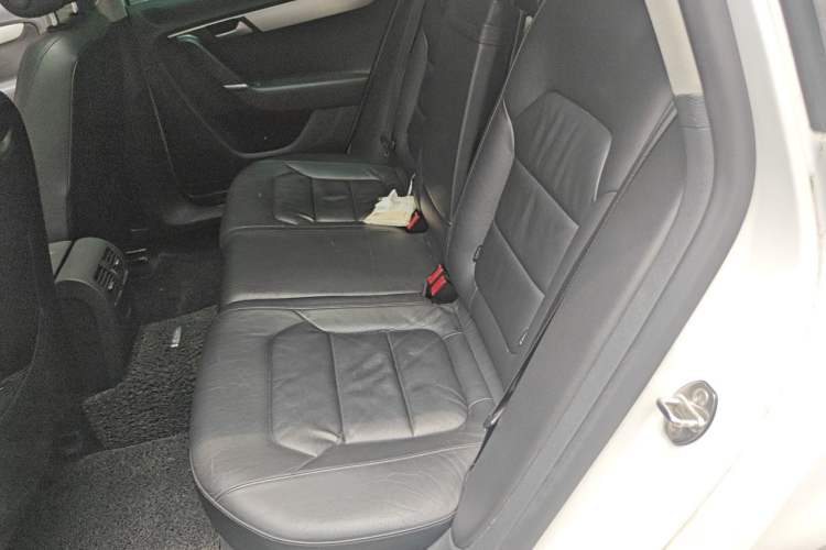 Used Volkswagen Magotan 2012 Travel Edition 2.0 TSI 4x4 Comfort Version Left Rear Seat