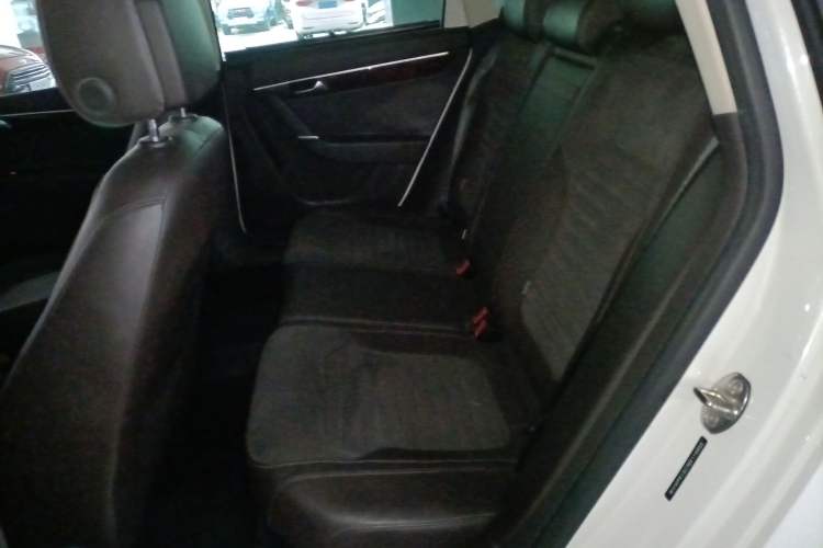 Used Volkswagen Magotan 2012 Travel Edition 2.0 TSI Comfort Version Left Rear Seat