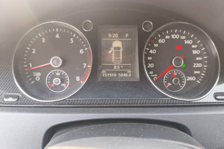 Used Volkswagen Magotan 2012 1.8TSI Luxury Model Odometer Close Up