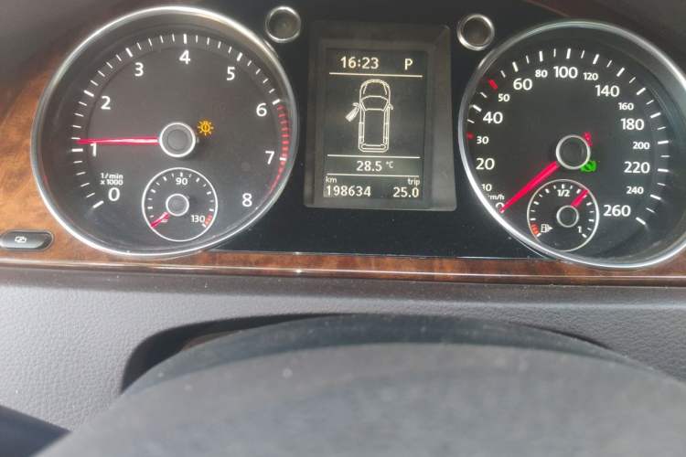 Used Volkswagen Magotan 2012 Travel Edition 2.0 TSI Comfort Version Odometer Close Up