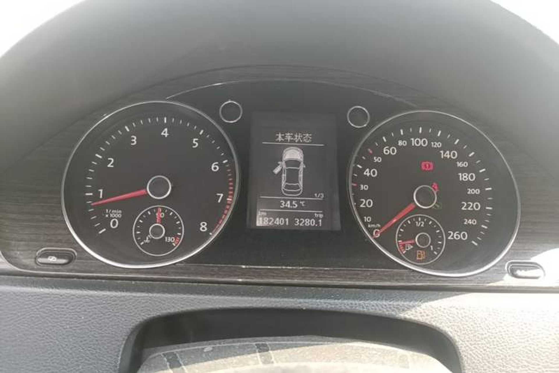 Used Volkswagen Magotan 2012 2.0 TSI Prestige Edition Odometer Close Up