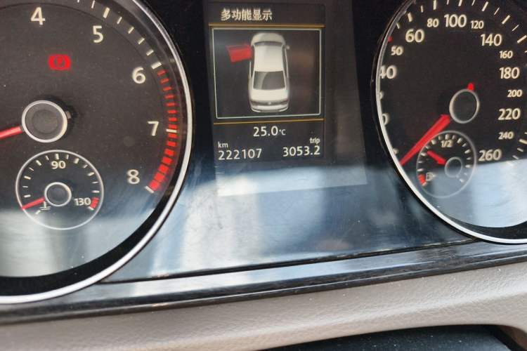 Used Volkswagen Magotan 2012 2.0 TSI Ultimate Edition Odometer Close Up