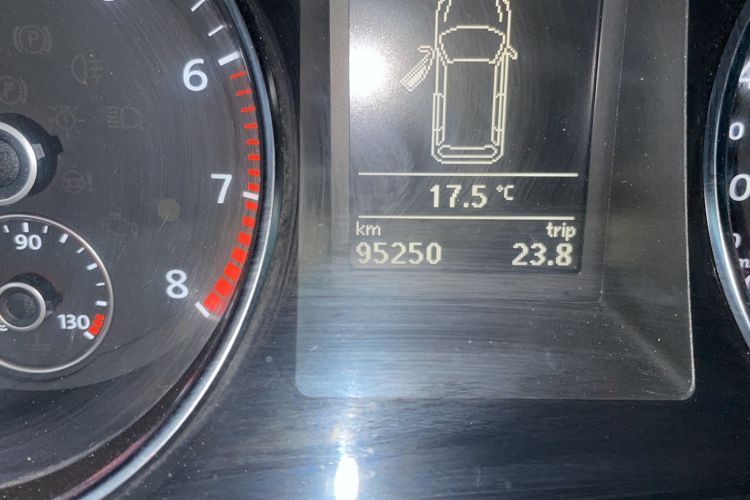 Used Volkswagen Magotan 2012 Travel Edition 2.0 TSI Comfort Version Odometer Close Up