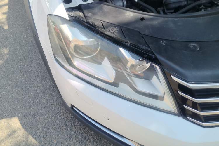 Used Volkswagen Magotan 2012 Travel Edition 2.0 TSI Four-Wheel Drive Luxury Version Right Front Headlight