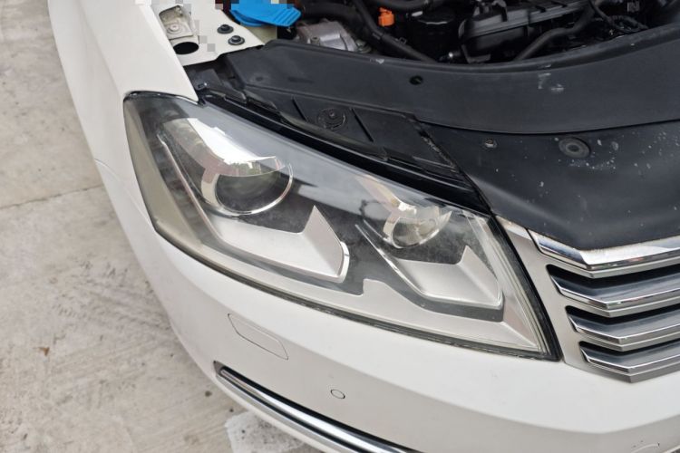 Used Volkswagen Magotan 2012 Revised 1.8TSI Luxury Version Right Front Headlight