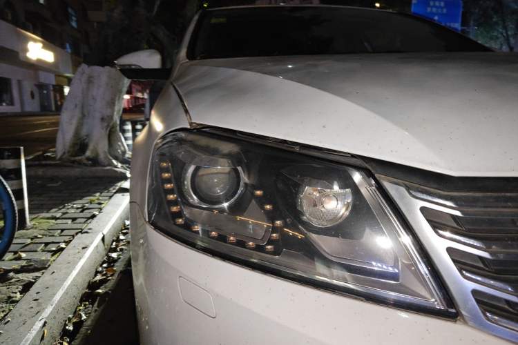 Used Volkswagen Magotan 2012 Revised 1.8TSI Luxury Version Right Front Headlight