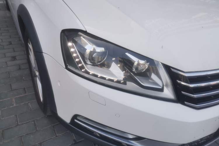 Used Volkswagen Magotan 2012 Travel Edition 2.0 TSI Four-Wheel Drive Luxury Version Right Front Headlight