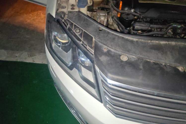 Used Volkswagen Magotan 2012 Revised Version 2.0 TSI Supreme Edition Right Front Headlight