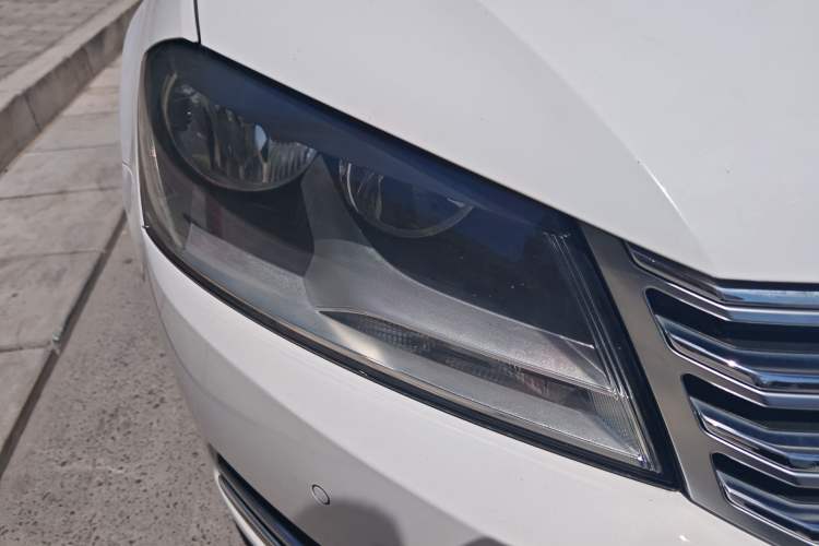 Used Volkswagen Magotan 2012 Revised Version 1.8TSI Leading Edition Right Front Headlight