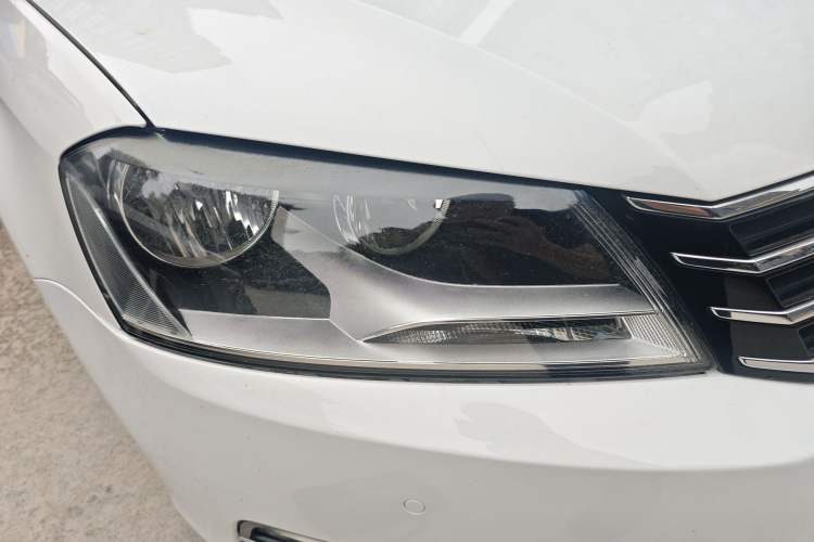 Used Volkswagen Magotan 2012 Travel Edition 2.0 TSI Comfort Version Right Front Headlight