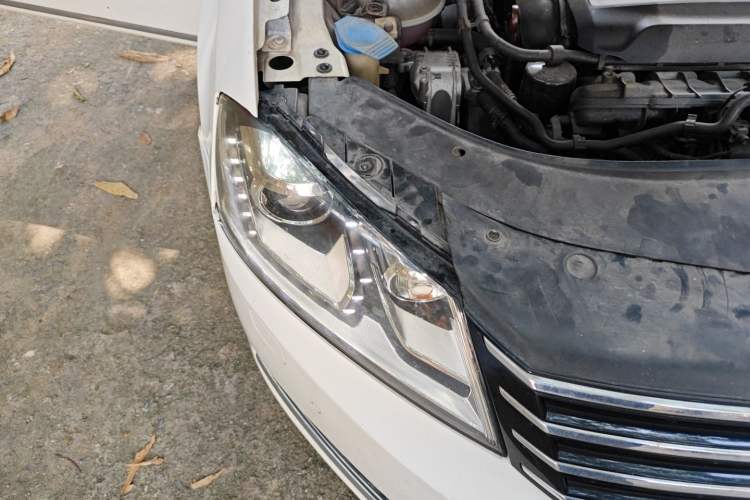 Used Volkswagen Magotan 2012 Travel Edition 2.0 TSI Luxury Version Right Front Headlight