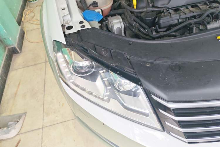 Used Volkswagen Magotan 2012 Travel Edition 2.0 TSI 4x4 Comfort Version Right Front Headlight
