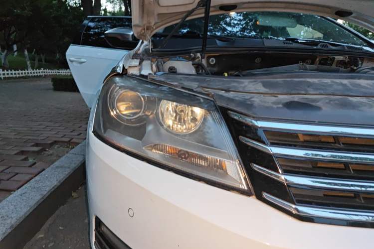 Used Volkswagen Magotan 2012 Travel Edition 2.0 TSI Comfort Version Right Front Headlight