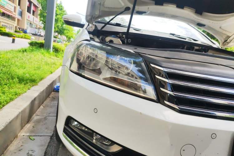 Used Volkswagen Magotan 2012 Travel Edition 2.0 TSI Comfort Version Right Front Headlight