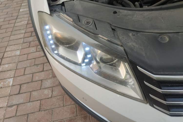 Used Volkswagen Magotan 2012 Travel Edition 2.0 TSI 4x4 Comfort Version Right Front Headlight