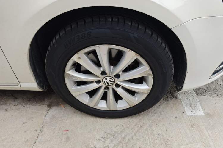 Used Volkswagen Magotan 2012 Revised 1.8TSI Luxury Version Right Front Wheel Hub