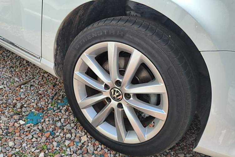 Used Volkswagen Magotan 2012 Travel Edition 2.0 TSI Comfort Version Right Front Wheel Hub