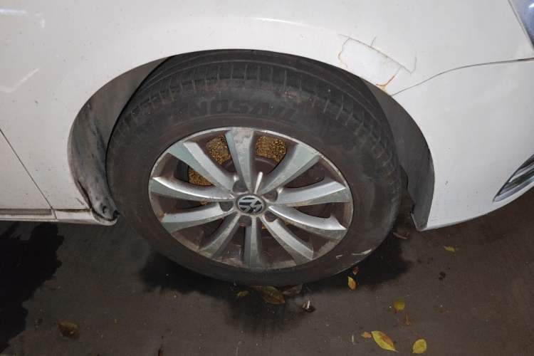 Used Volkswagen Magotan 2012 Revised 1.8TSI Luxury Version Right Front Wheel Hub