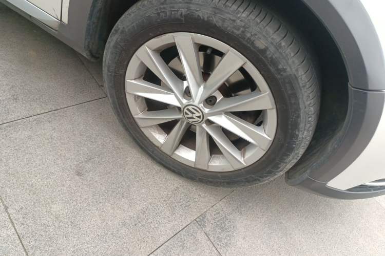 Used Volkswagen Magotan 2012 Travel Edition 2.0 TSI 4x4 Comfort Version Right Front Wheel Hub