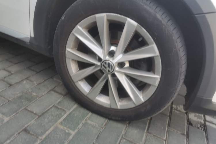 Used Volkswagen Magotan 2012 Travel Edition 2.0 TSI Four-Wheel Drive Luxury Version Right Front Wheel Hub